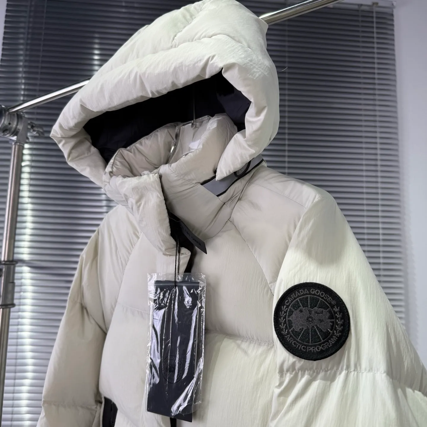 P800 Counter quality Highest quality 𝑪𝒂𝒏𝒂𝒅𝒂 𝑮𝒐𝒐𝒔𝒆Canada Goose Black Label Street Sewing Logo Short Down Jacket/Ouyang Nana Generation Unisex Product Color: Black, White 𝗦𝗶𝘇𝗲: 𝗫𝗦 𝗦 𝗠 𝗟 𝗫𝗟 𝗫𝗫𝗟